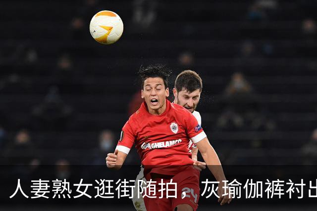 人妻熟女逛街随拍，灰瑜伽裤衬出饱满丰腴曲线，高腰灰色七分瑜伽裤紧紧贴合身形，将熟女圆润饱满的曲线勾勒出来